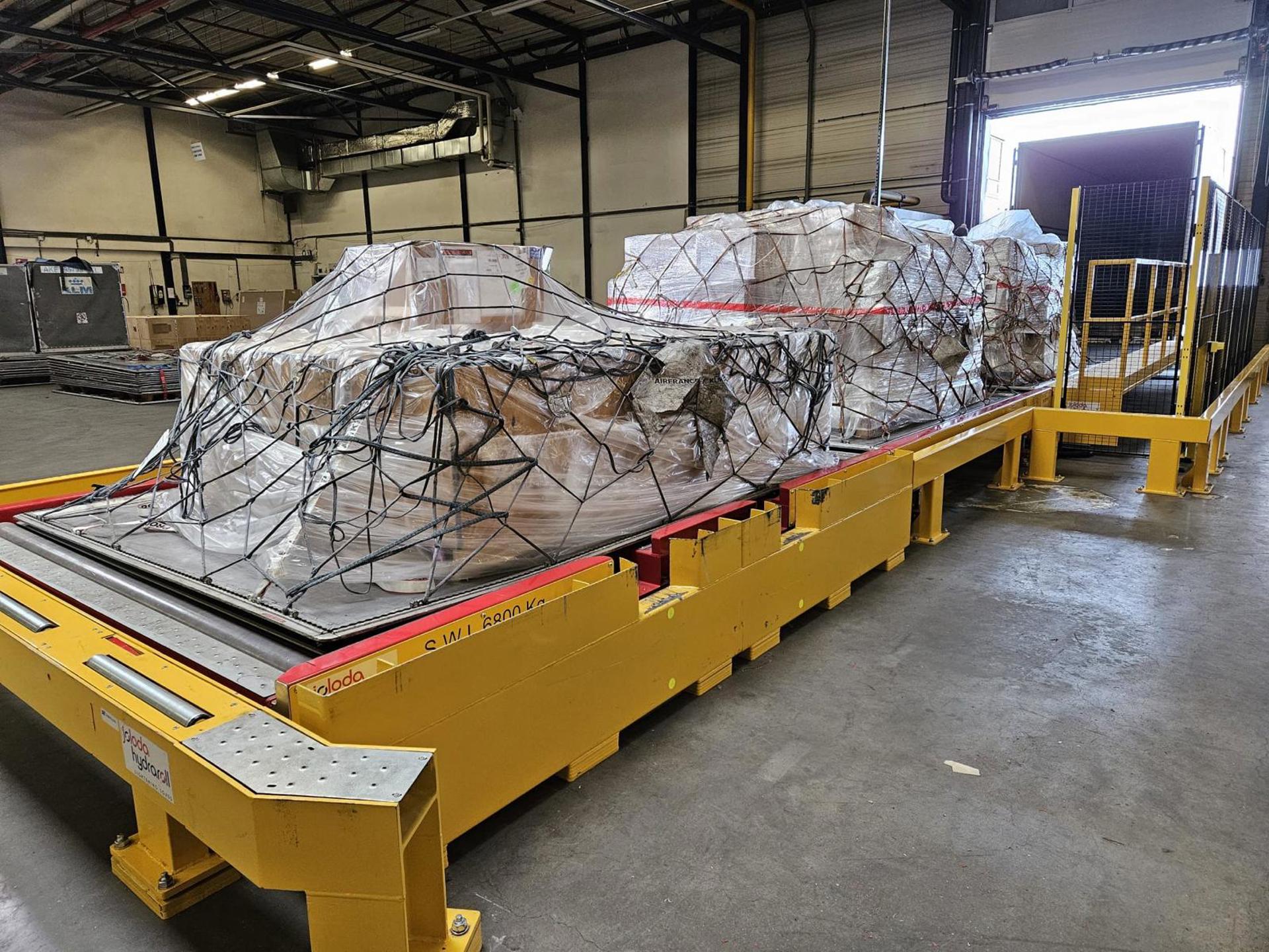 Powered Rollerbed Truck Dock Air Cargo Load