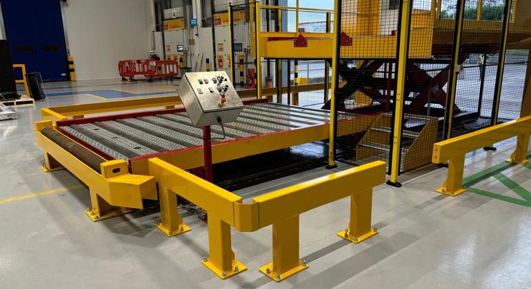 Truck Dock Interface Barrier Powered Rollerbed (11)