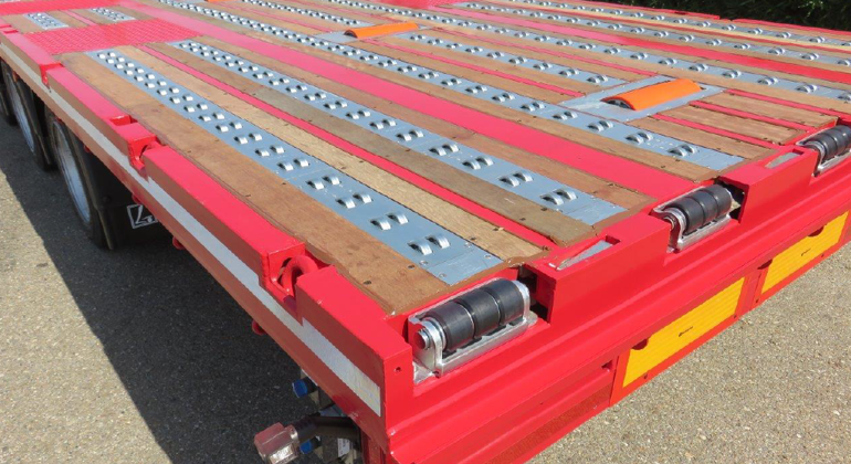 Low Flatbed Trailer With Powered Cargo Rollerbed