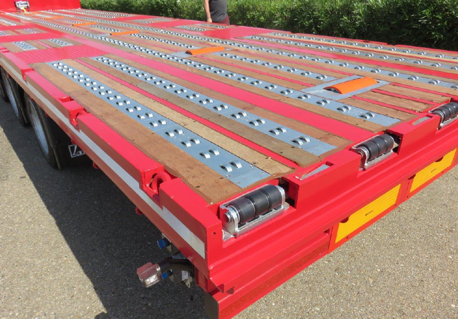 Low Flatbed Trailer With Powered Cargo Rollerbed