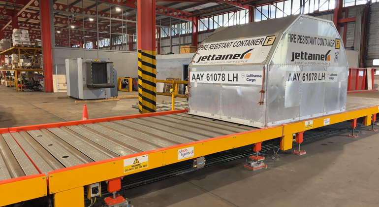 ULD Moving On Powered Rollerbed